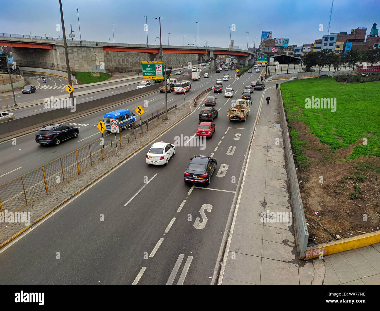 Le trafic sur l'autoroute Panaméricaine à caqueta Lima Perou Banque D'Images