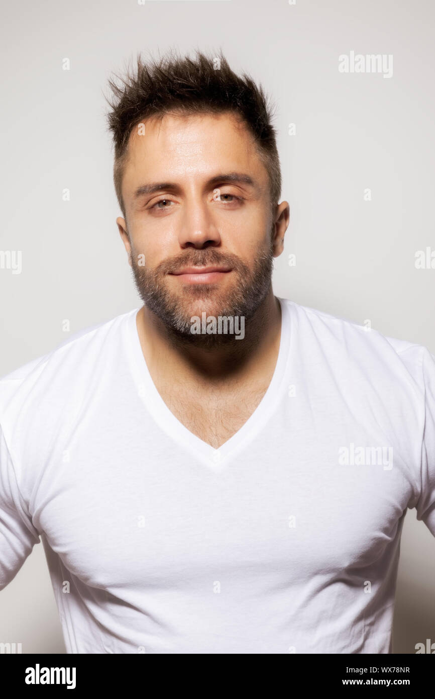 Chemise ouvert homme barbu Banque D'Images