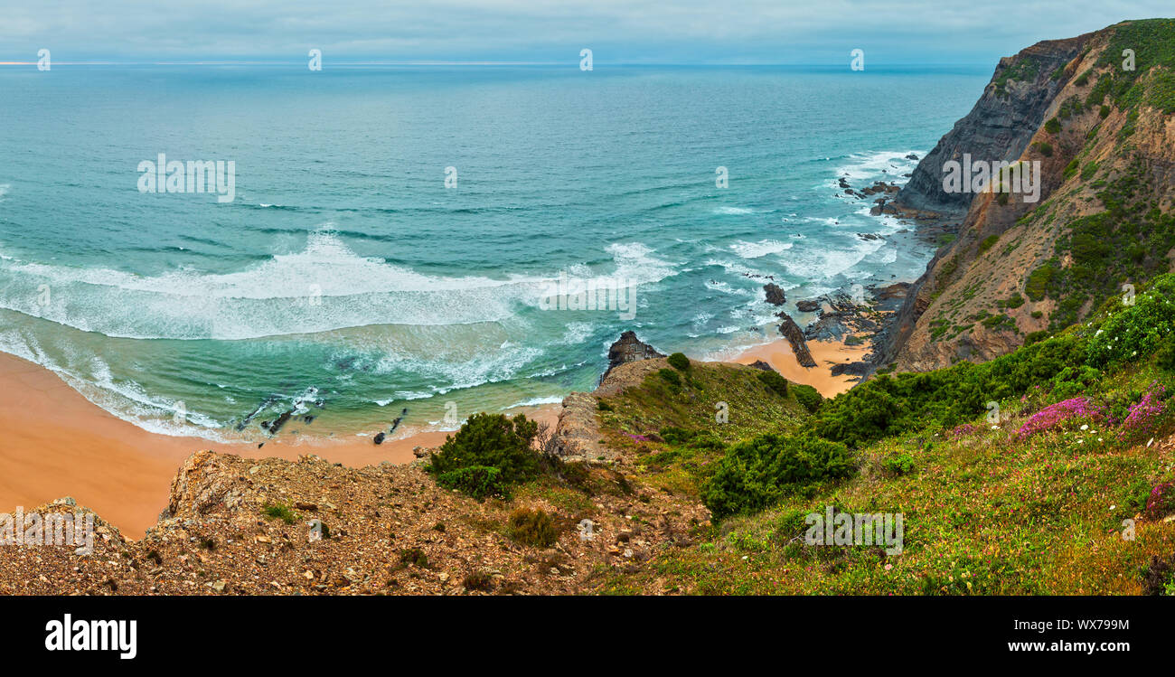 Côte rocheuse de l'Atlantique d'été (Algarve, Portugal). Banque D'Images