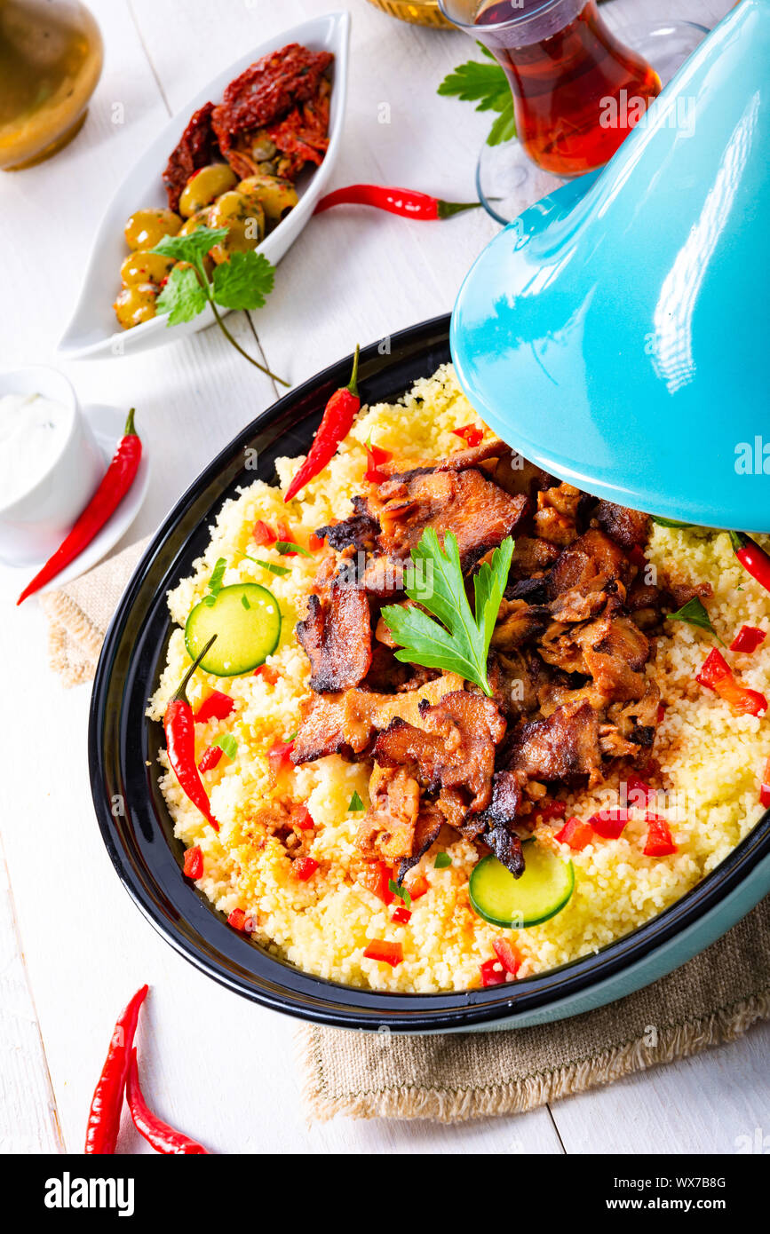 Tajin avec du couscous, légumes et viande sur fond blanc Banque D'Images
