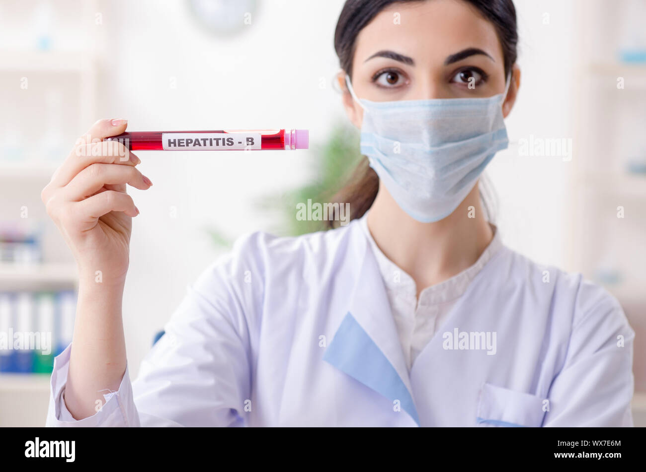 Jeune femme chimiste dans le laboratoire Banque D'Images