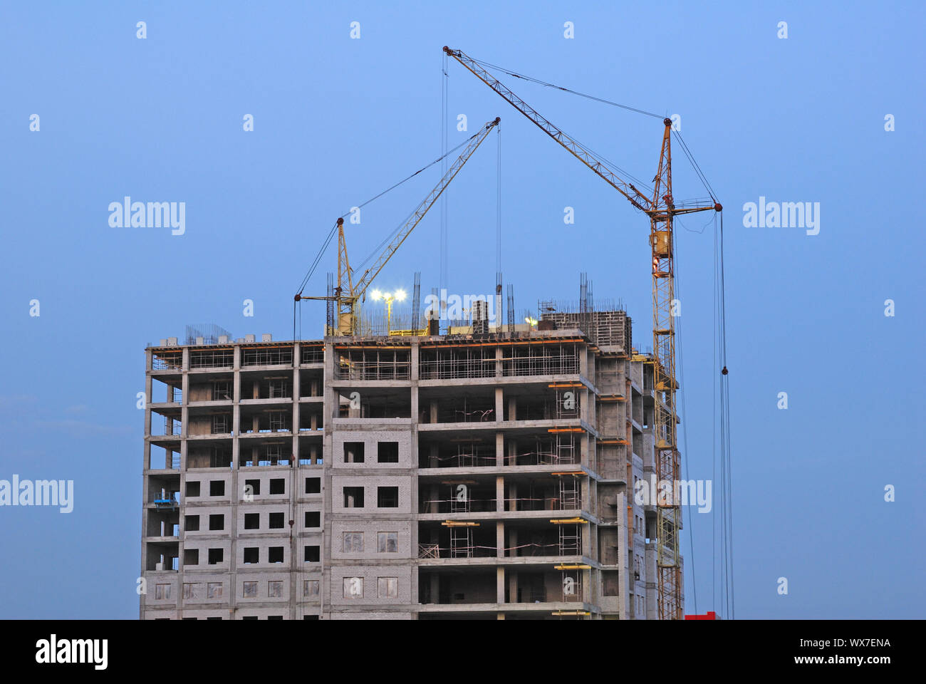 Construction d'immeuble de bureaux de verre et de béton Banque D'Images