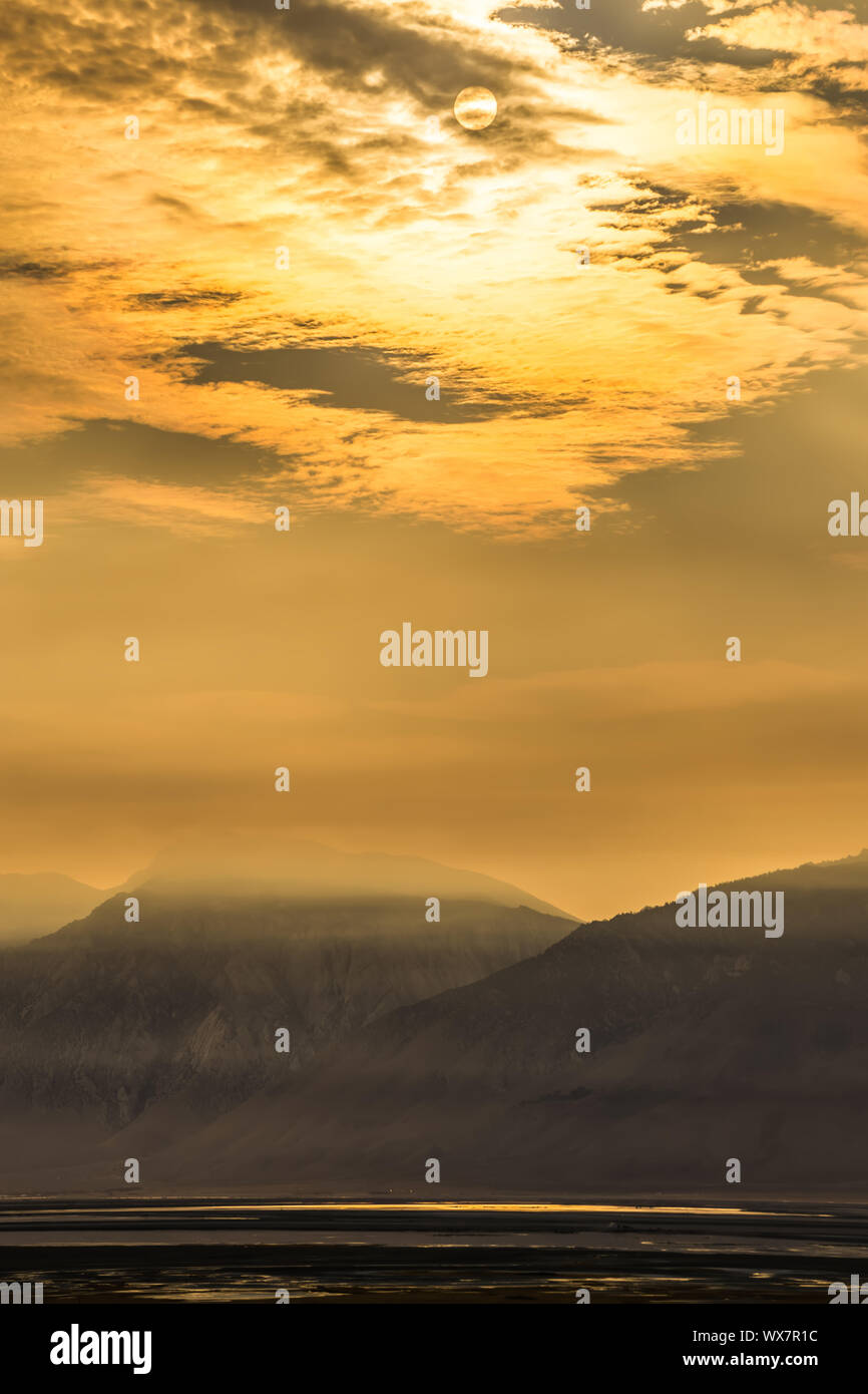 Surreal Owens Lake au coucher du soleil en Californie Usa Banque D'Images