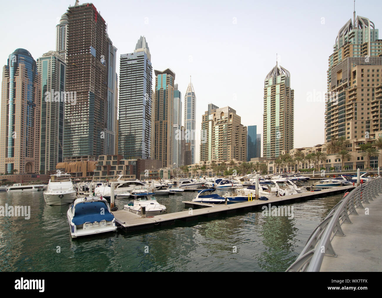 Les aiguilles de haut gratte-ciel de l'entreprise de la ville de Dubaï Banque D'Images