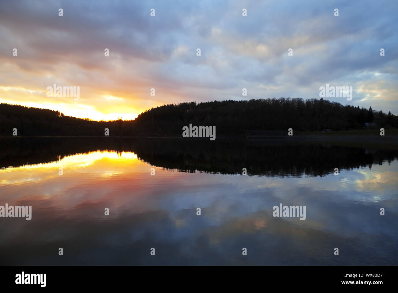 Lac de stockage Versetalsperre au coucher du soleil, Luedenscheid, Sauerland, Allemagne, Europe Banque D'Images