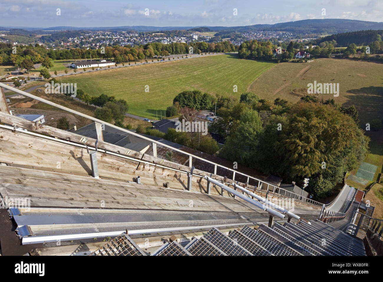 Meinhardus le saut à ski hill à partir de ci-dessus, le saut à ski en été, Lüdenscheid, Allemagne, Europe Banque D'Images