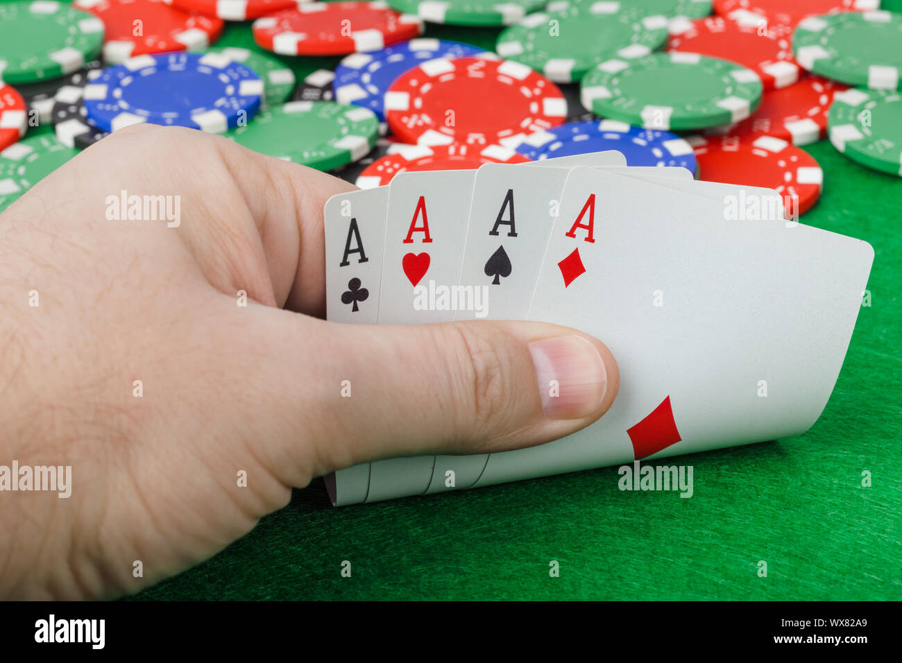 La main avec des cartes à jouer dans le casino Banque D'Images