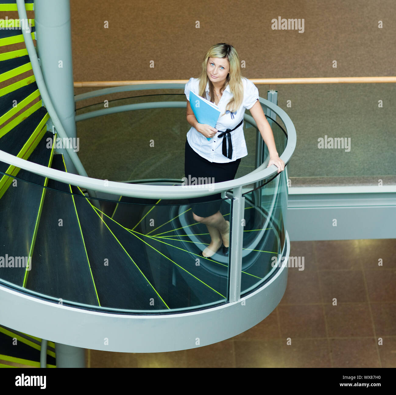 En montant un escalier blond businesswoman in office Banque D'Images