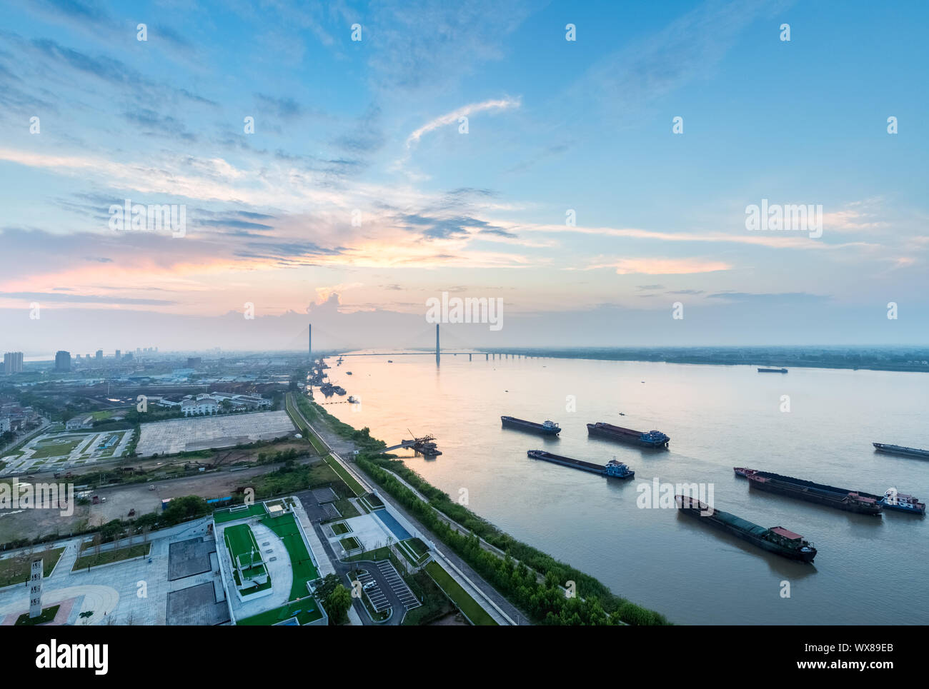 Beau paysage de la rivière Yangtze avec coucher du soleil glow Banque D'Images