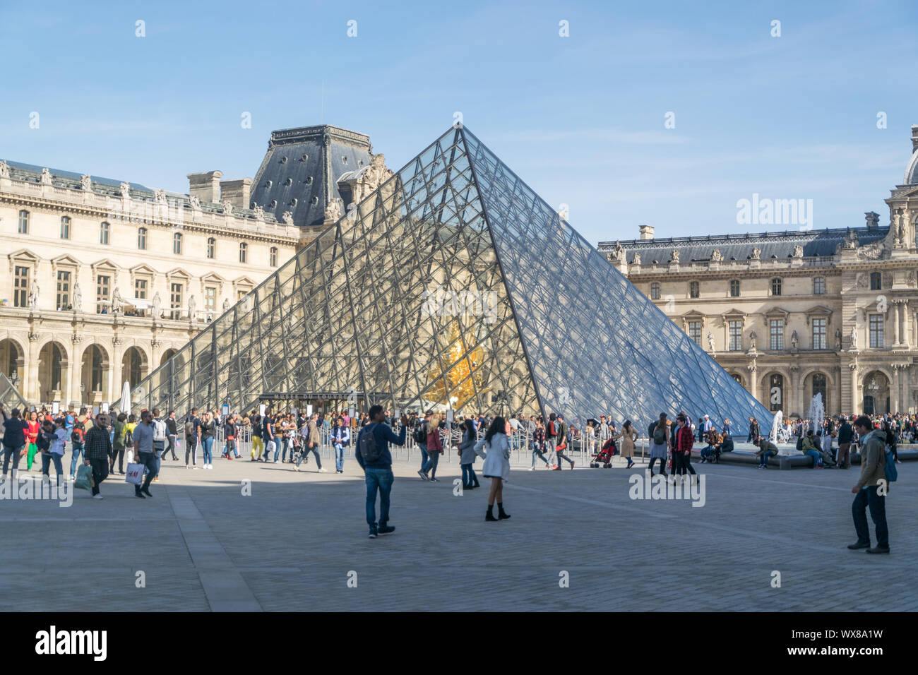 PARIS, FRANCE - 02 OCTOBRE 2018:Les gens en face de la célèbre pyramide du Louvre . Banque D'Images