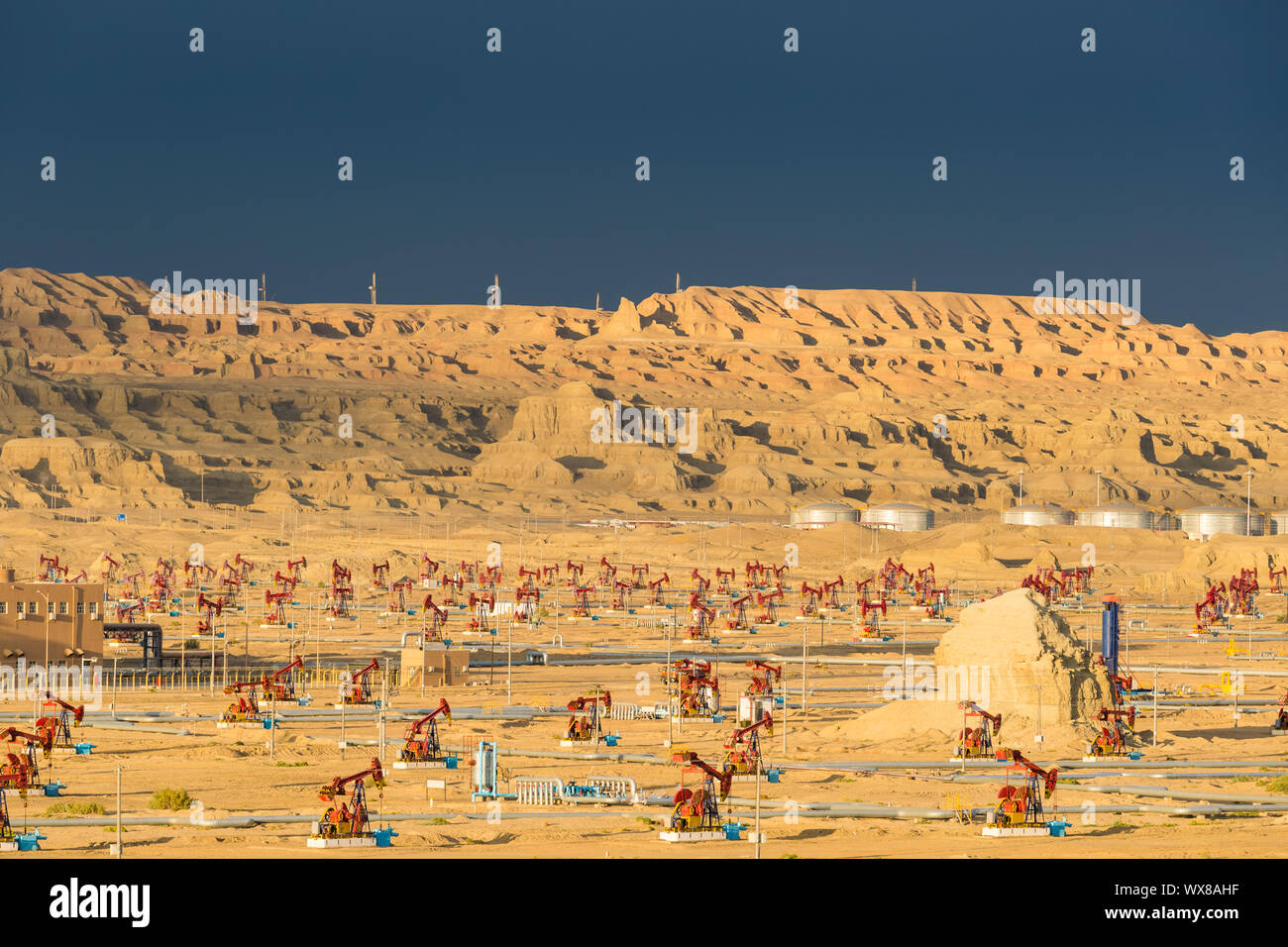 Xinjiang windy city oil field at Dusk Banque D'Images