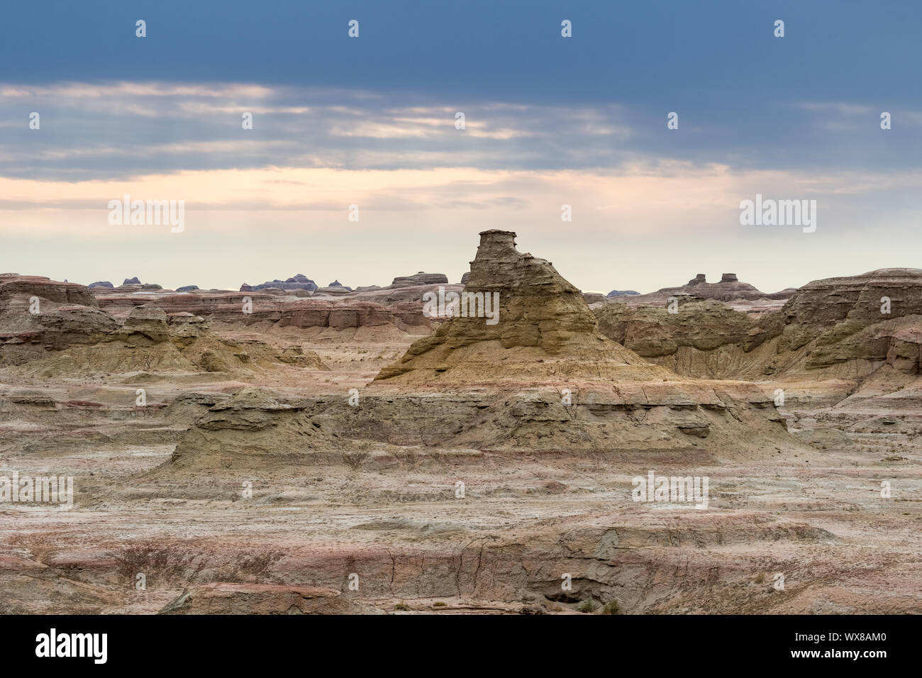 L'érosion éolienne paysage relief au Xinjiang Banque D'Images