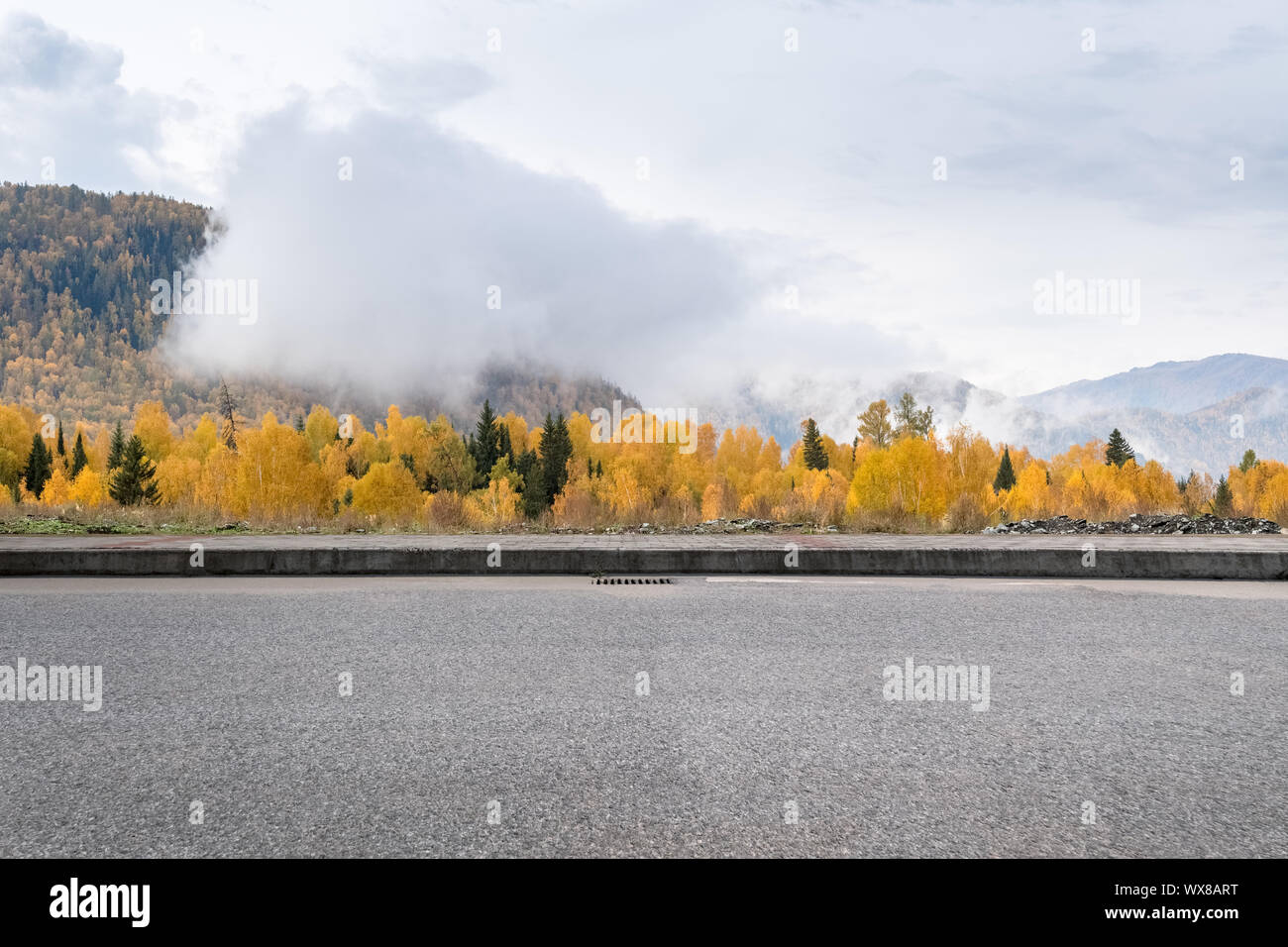 L'autoroute avec arrière-plan de la zone montagneuse de l'automne Banque D'Images