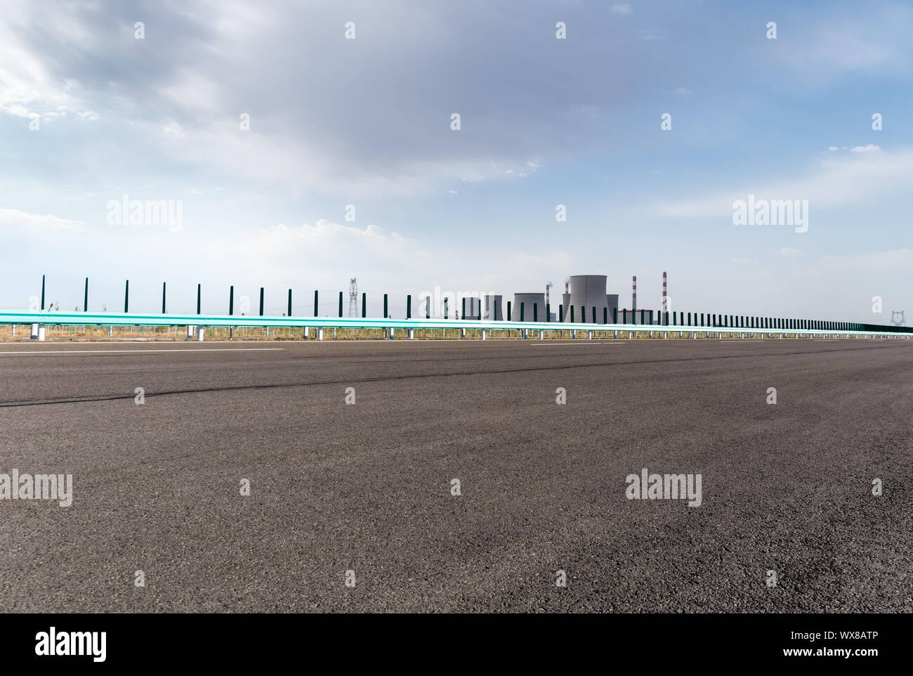 L'autoroute vide et power plant Banque D'Images