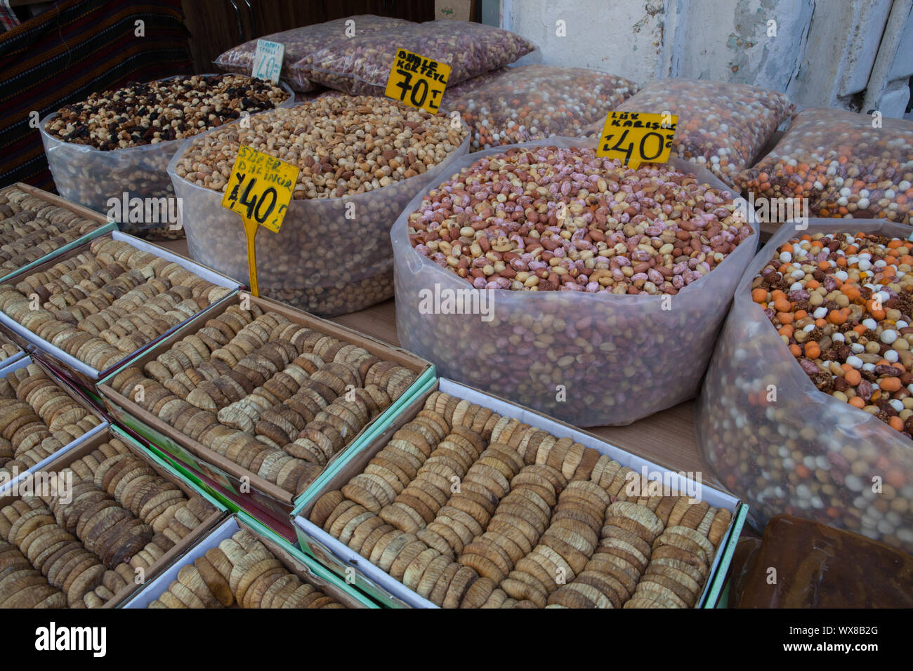 Affichage des figues et des noix pour la vente dans un marché d'Istanbul Banque D'Images
