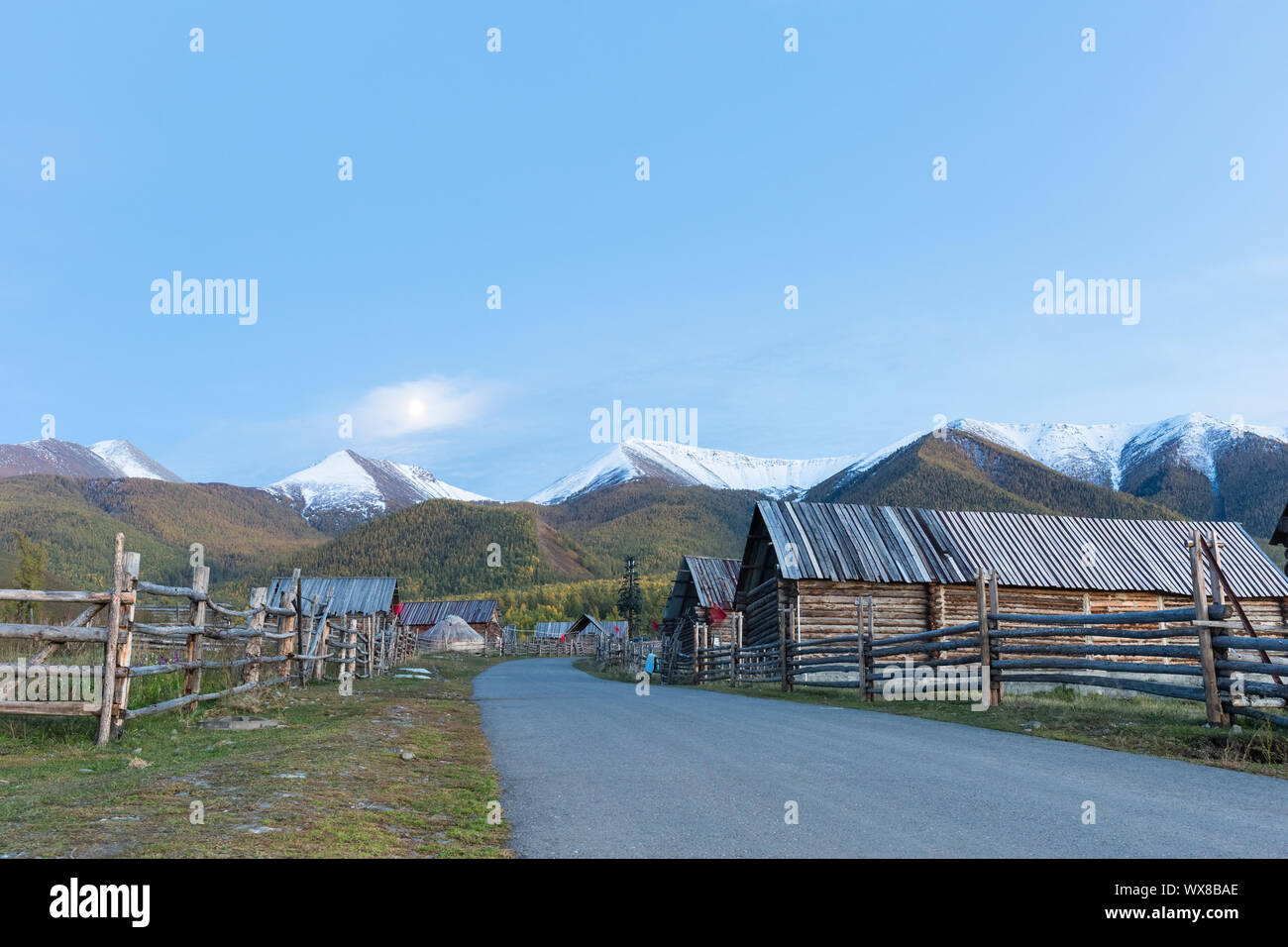 Xinjiang les villages d'origine dans la nuit tombante Banque D'Images