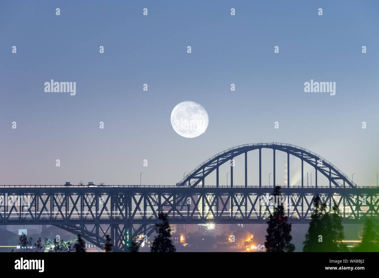 Gros plan de pont avec lune Banque D'Images