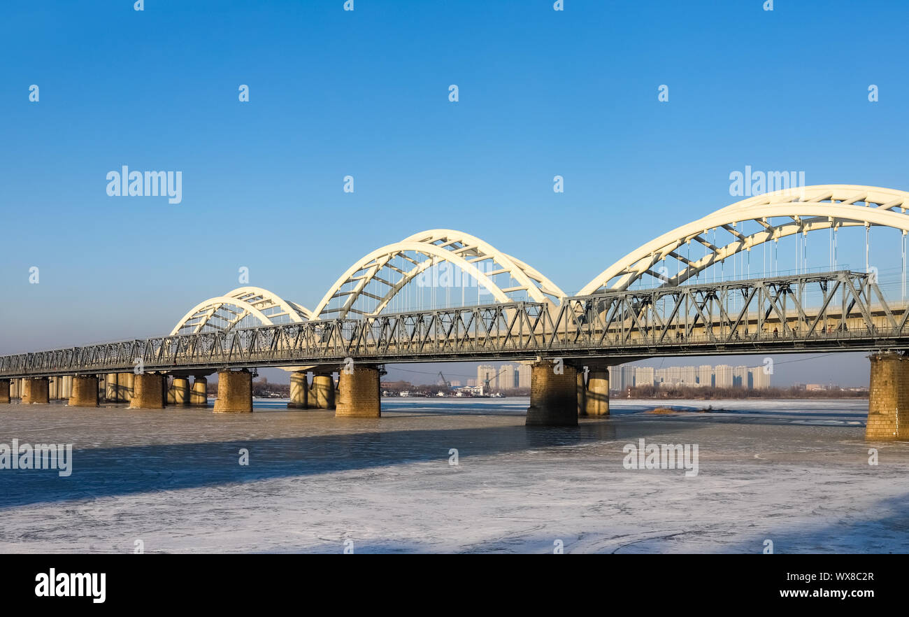 Le pont de la rivière Songhua à Harbin Banque D'Images