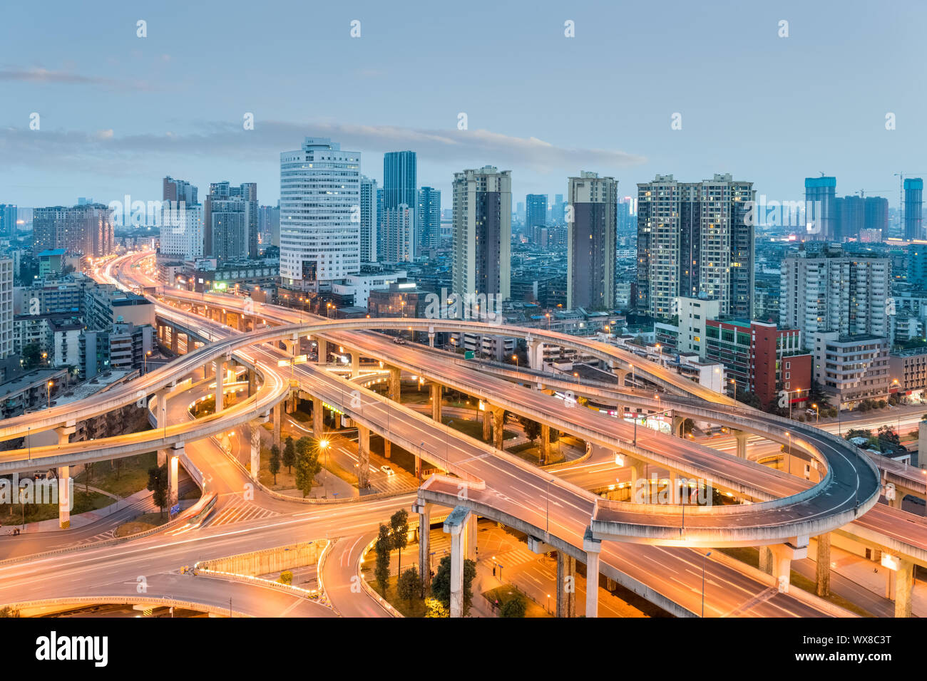 Viaduc urbain au crépuscule Banque D'Images