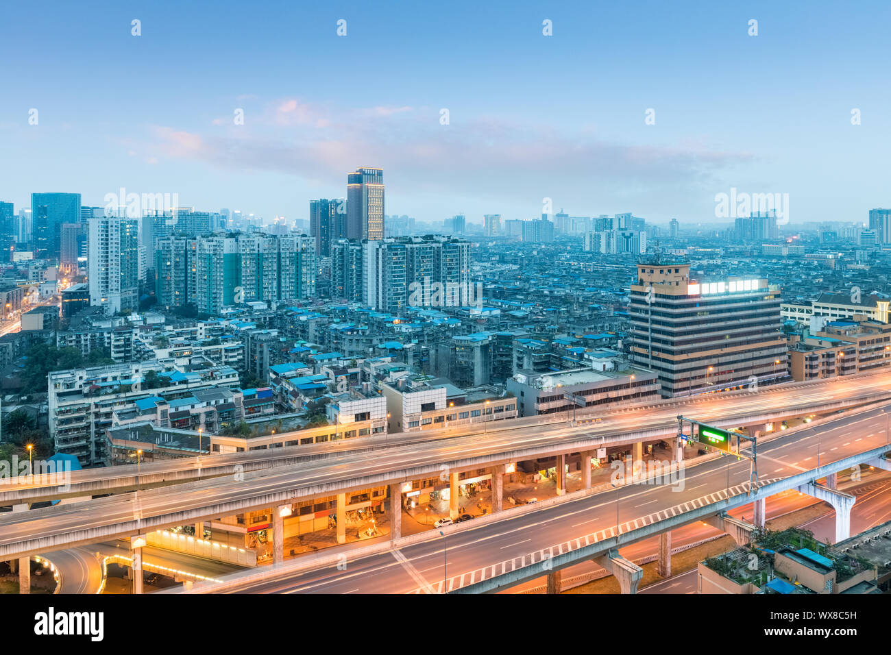 Chengdu cityscape in sunset Banque D'Images