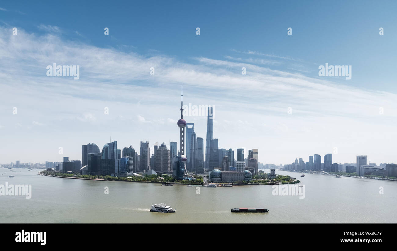 Shanghai skyline et le ciel ensoleillé Banque D'Images