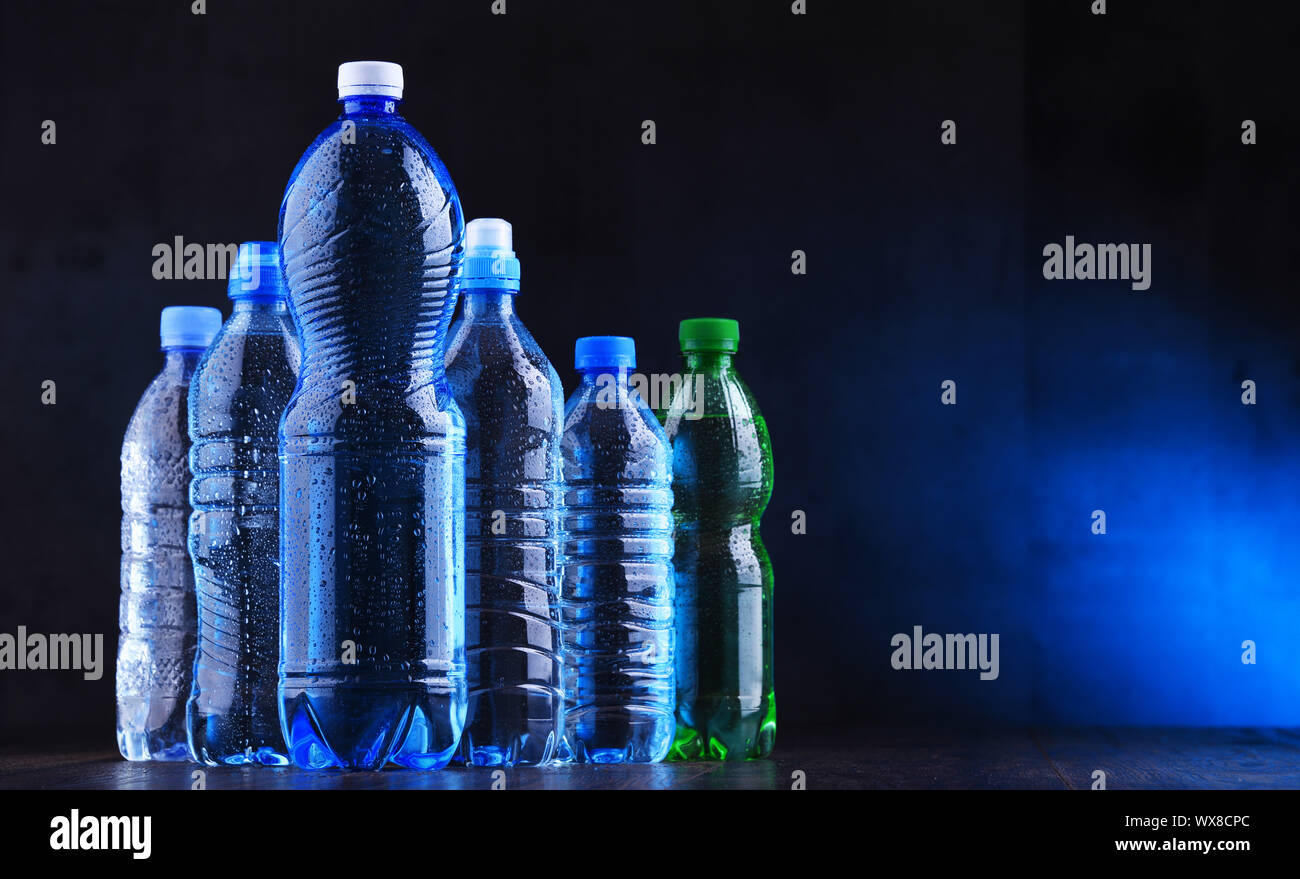 La composition avec différentes sortes de bouteilles contenant de l'eau minérale. Banque D'Images