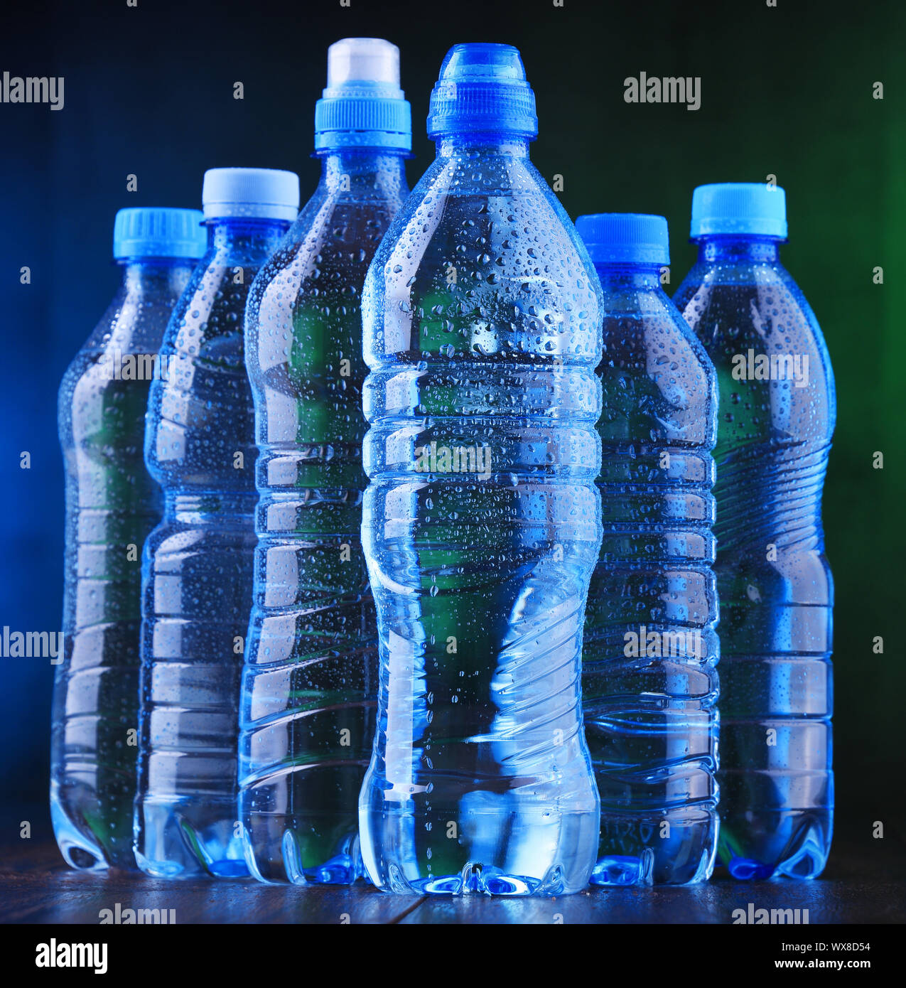 La composition avec différentes sortes de bouteilles contenant de l'eau minérale. Banque D'Images