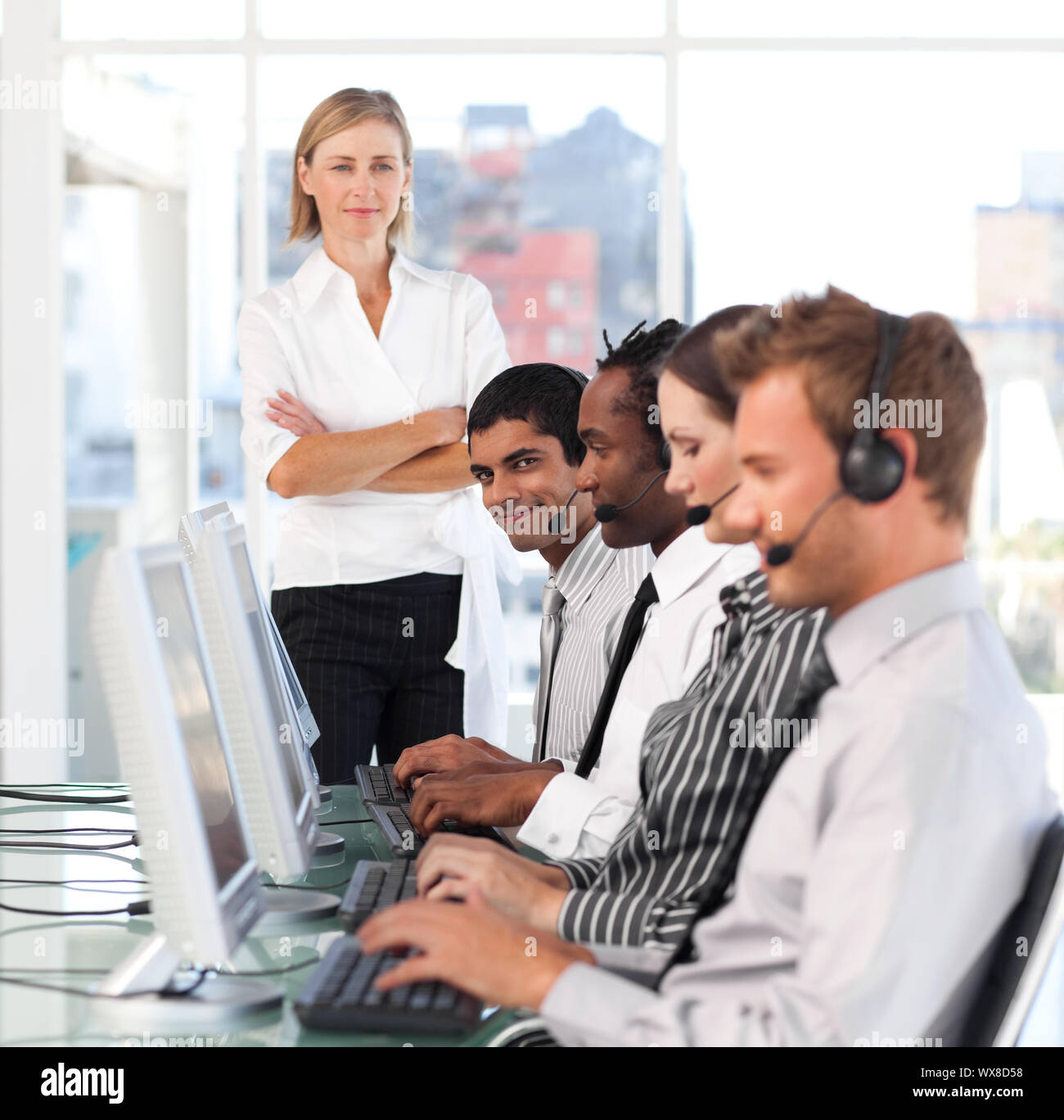 Femme chef Concentré avec son équipe Banque D'Images
