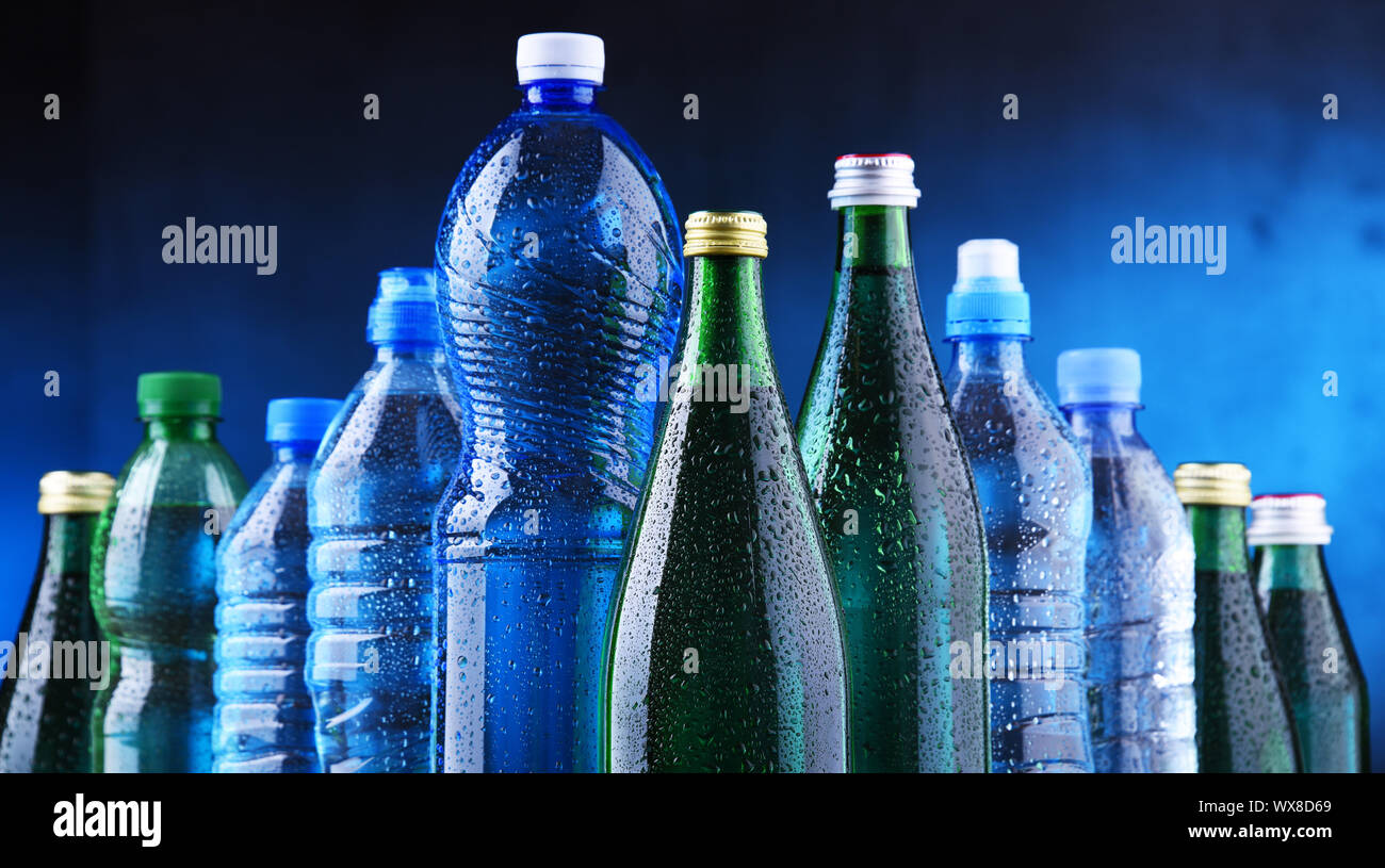 La composition avec différentes sortes de bouteilles contenant de l'eau minérale. Banque D'Images