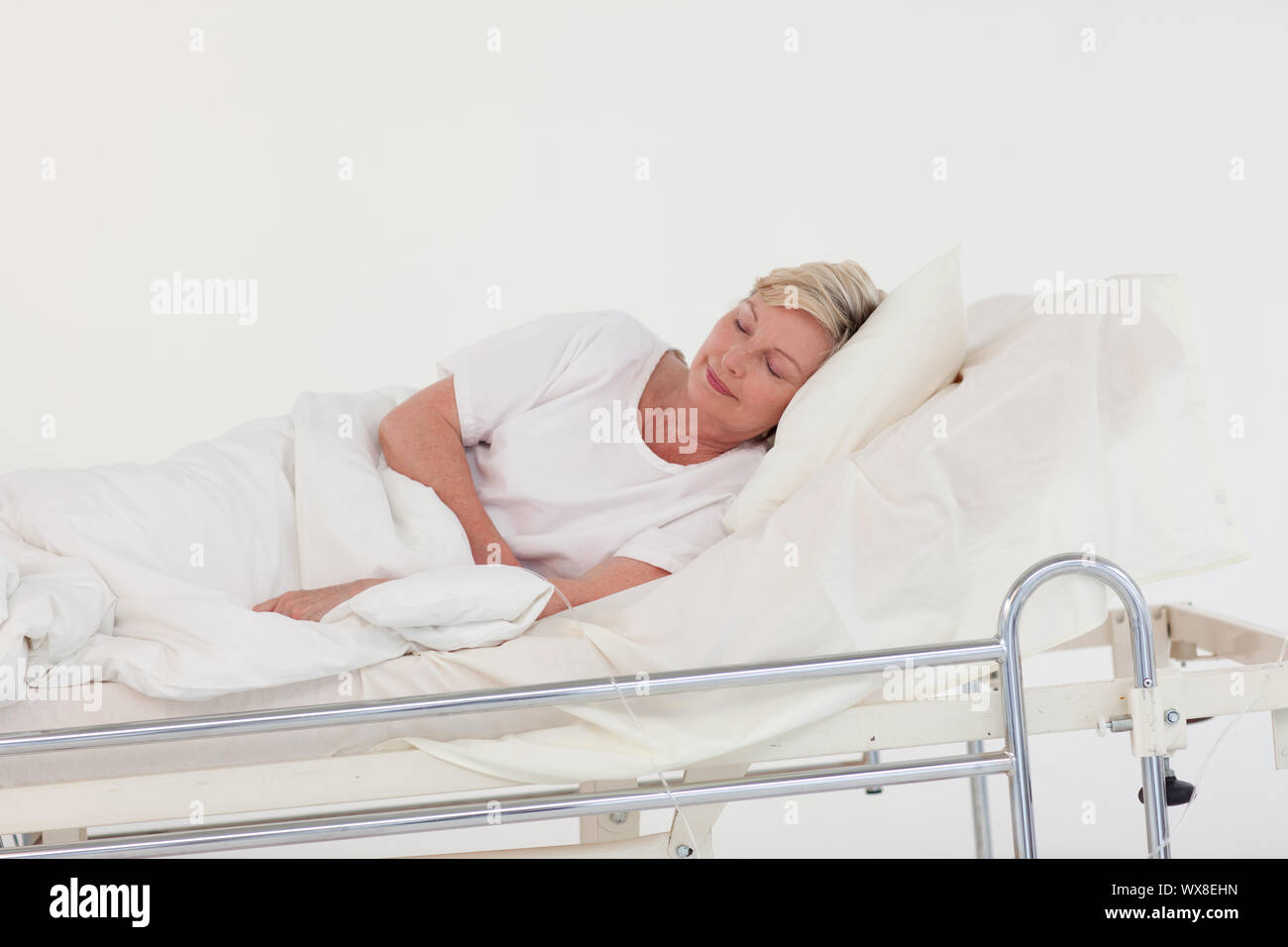 Ambiance senior woman lying on a bed Banque D'Images