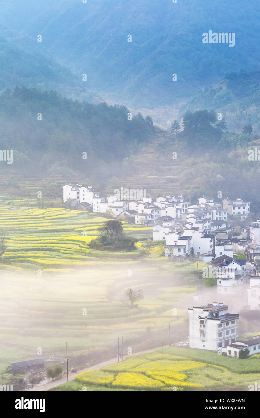 Village de montagne pleine de printemps en wuyuan Banque D'Images