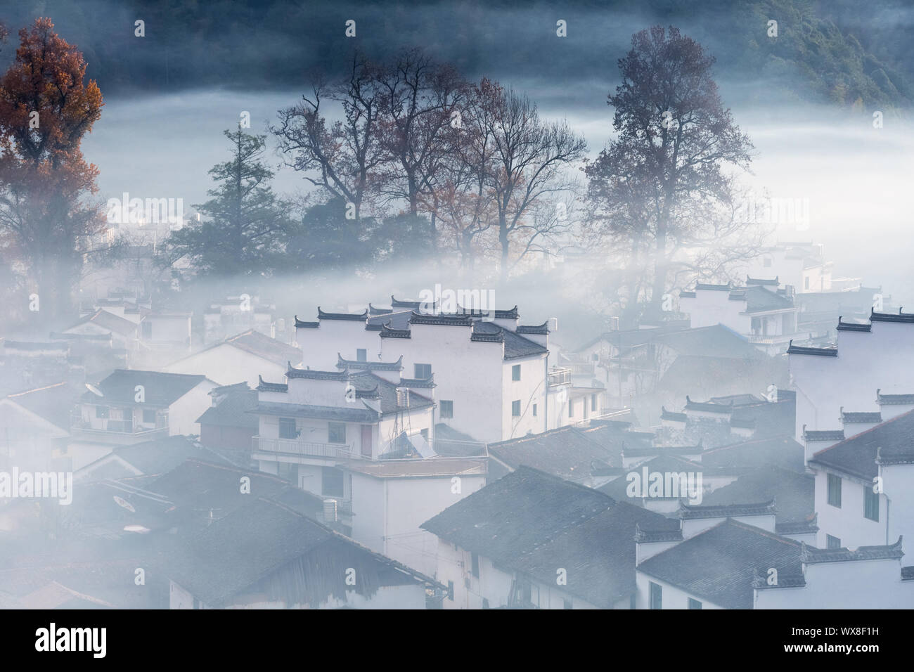 Chinois traditionnel au village tôt le matin en automne Banque D'Images Chinois traditionnel au village tôt le matin en automne Banque D'Images