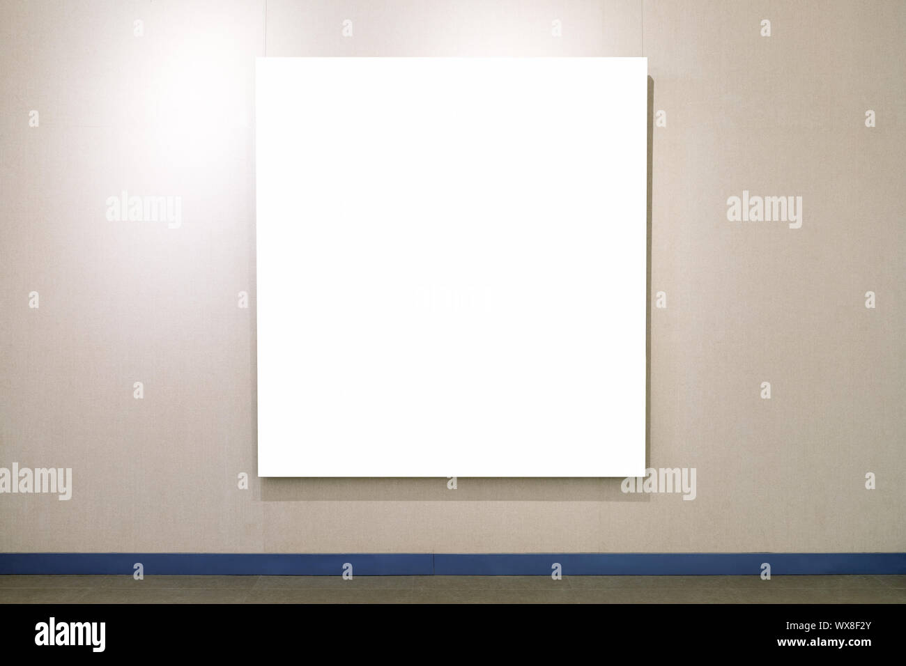 Cadre photo blanc sur mur d'exposition Banque D'Images