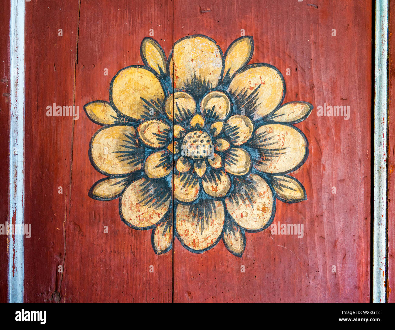 Vue rapprochée de la peinture traditionnelle sur une vieille porte en bois Banque D'Images