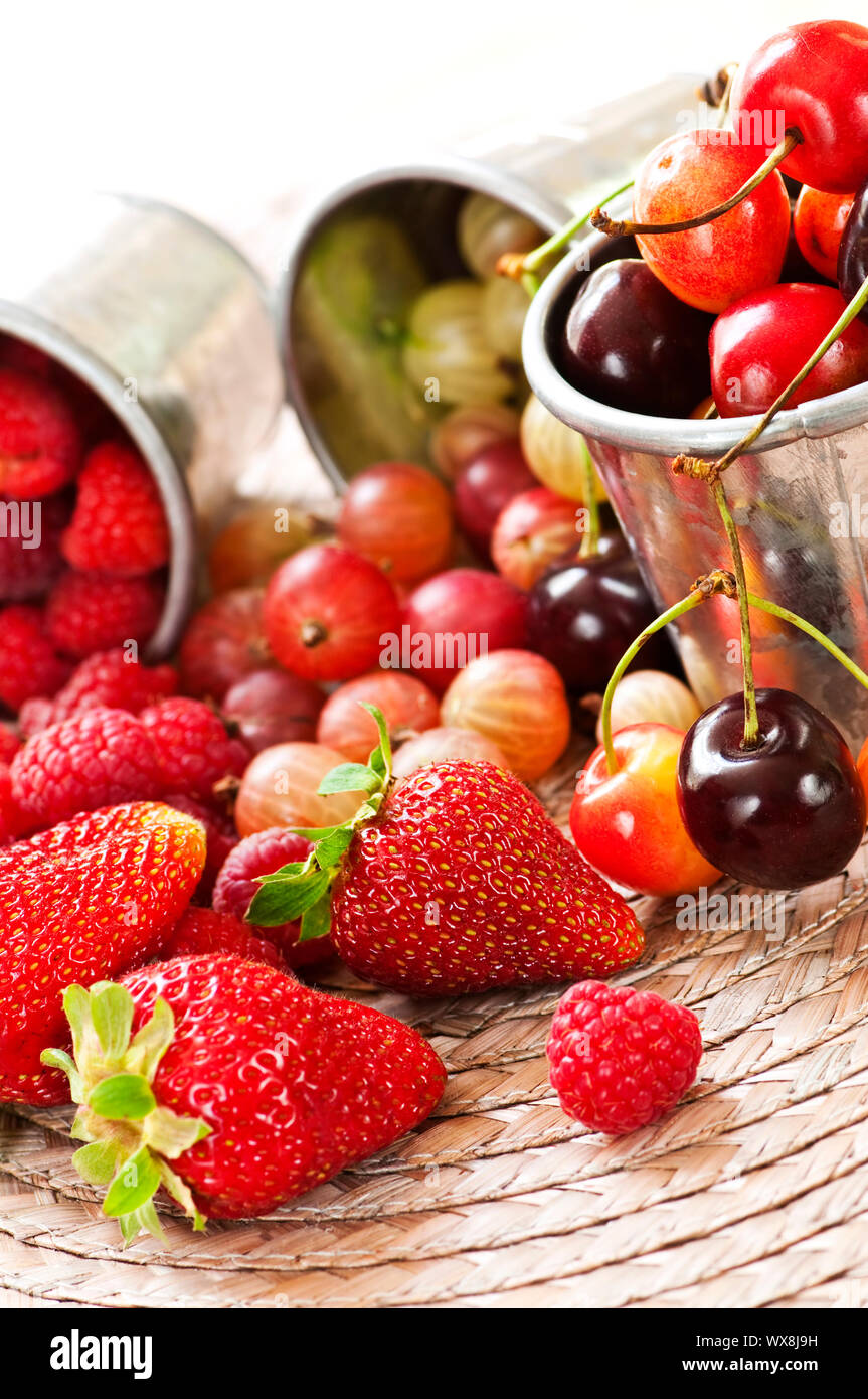 Un assortiment de fruits et baies d'été dans des seaux en métal Banque D'Images