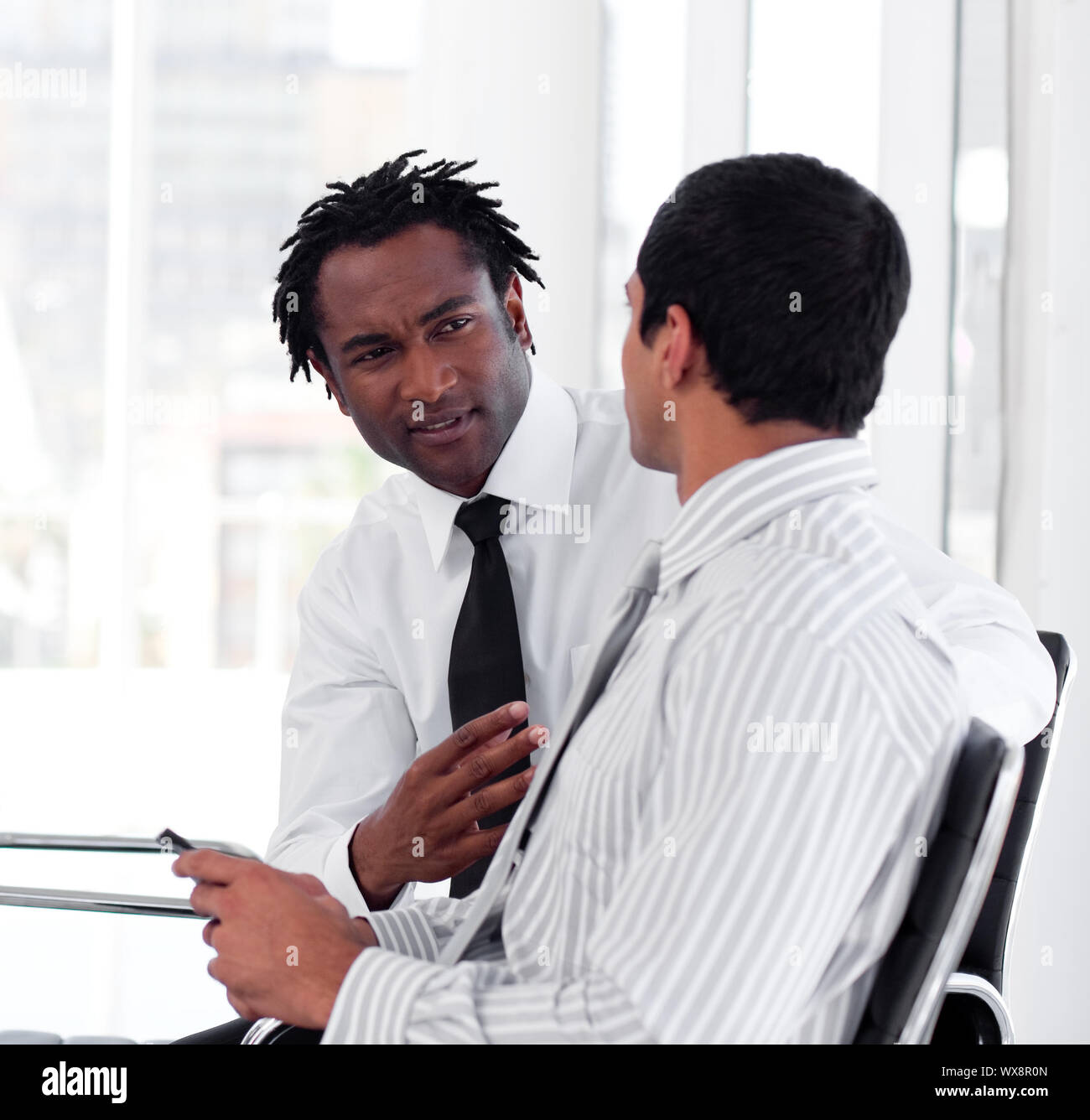 Partenaires d'affaires parler ensemble dans le bureau Banque D'Images