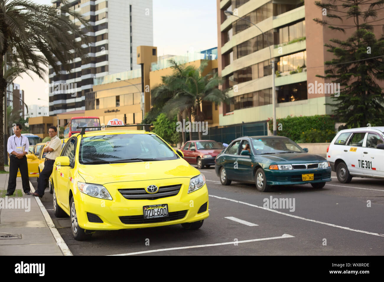 LIMA, PÉROU - 16 mars 2012 : les chauffeurs de taxi non identifié à l'article suivant pour les taxis jaunes sur le Malecon de la Reserva à Larcomar attendent des passagers sur Banque D'Images