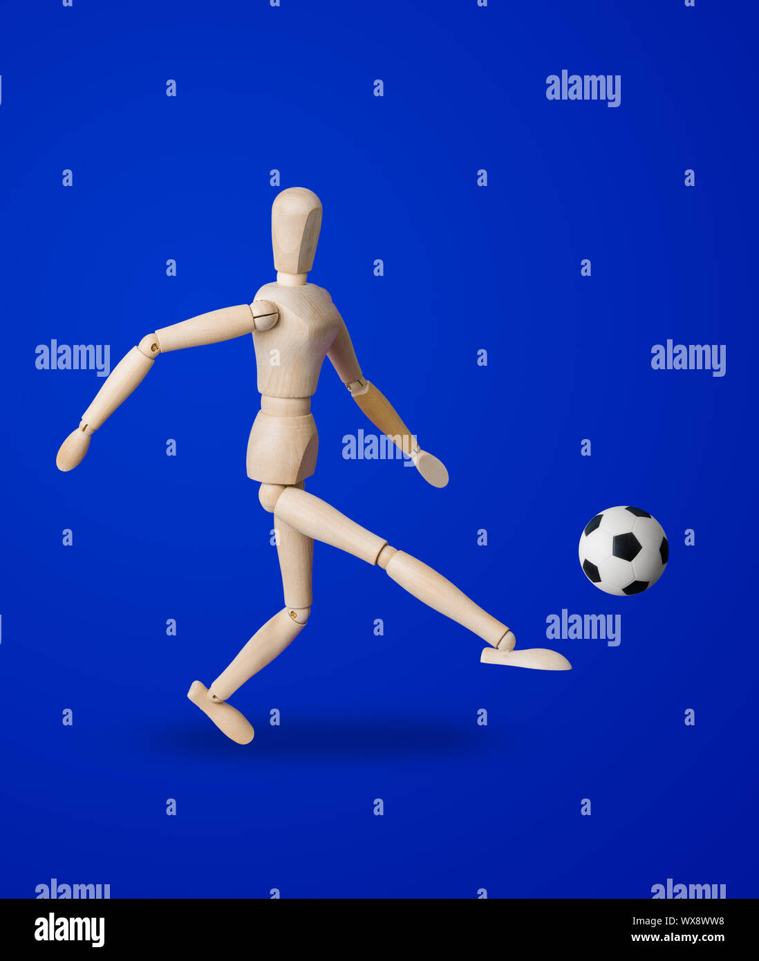 Jouet en bois Football figure sur bleu Banque D'Images