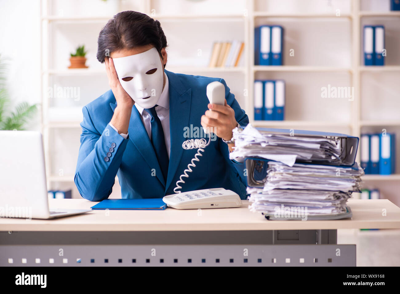 Homme employé au bureau dans l'espionnage industriel concept Banque D'Images