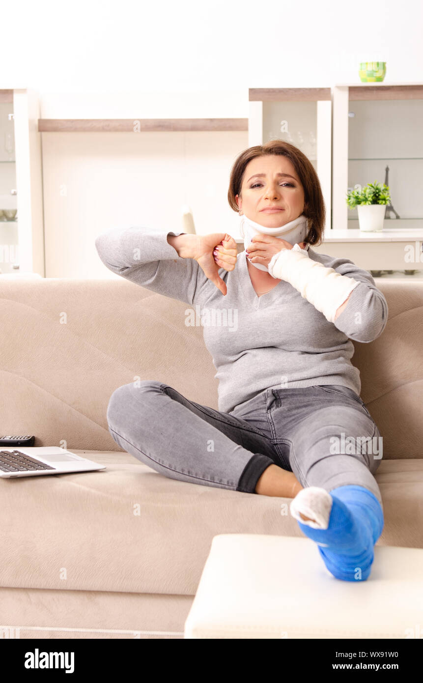 Femme après accident de la souffrance à la maison Banque D'Images