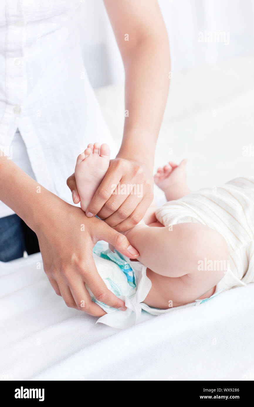 Close Up D Une Mere Attentive Decoller La Couche Sale De Son Bebe Couche Dans La Chambre A Coucher Photo Stock Alamy Close Up D Une Mere Attentive Decoller La Couche Sale De Son Bebe Couche Dans La Chambre A Coucher Photo Stock Alamy