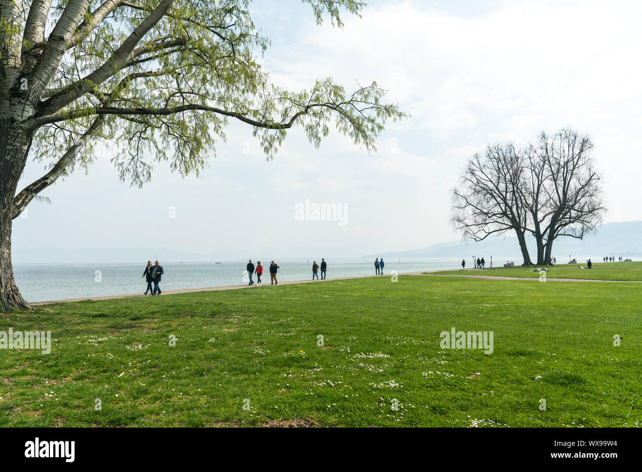 Arbon, SG / Suisse - 7 Avril, 2019 : sections locales touristiques et profiter d'une belle journée de printemps sur le shor Banque D'Images