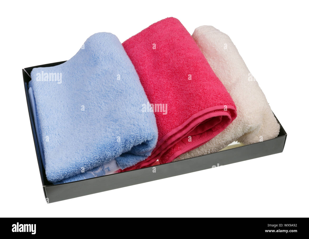 Terry couleur nouveau serviettes dans une boîte en carton isolé Banque D'Images