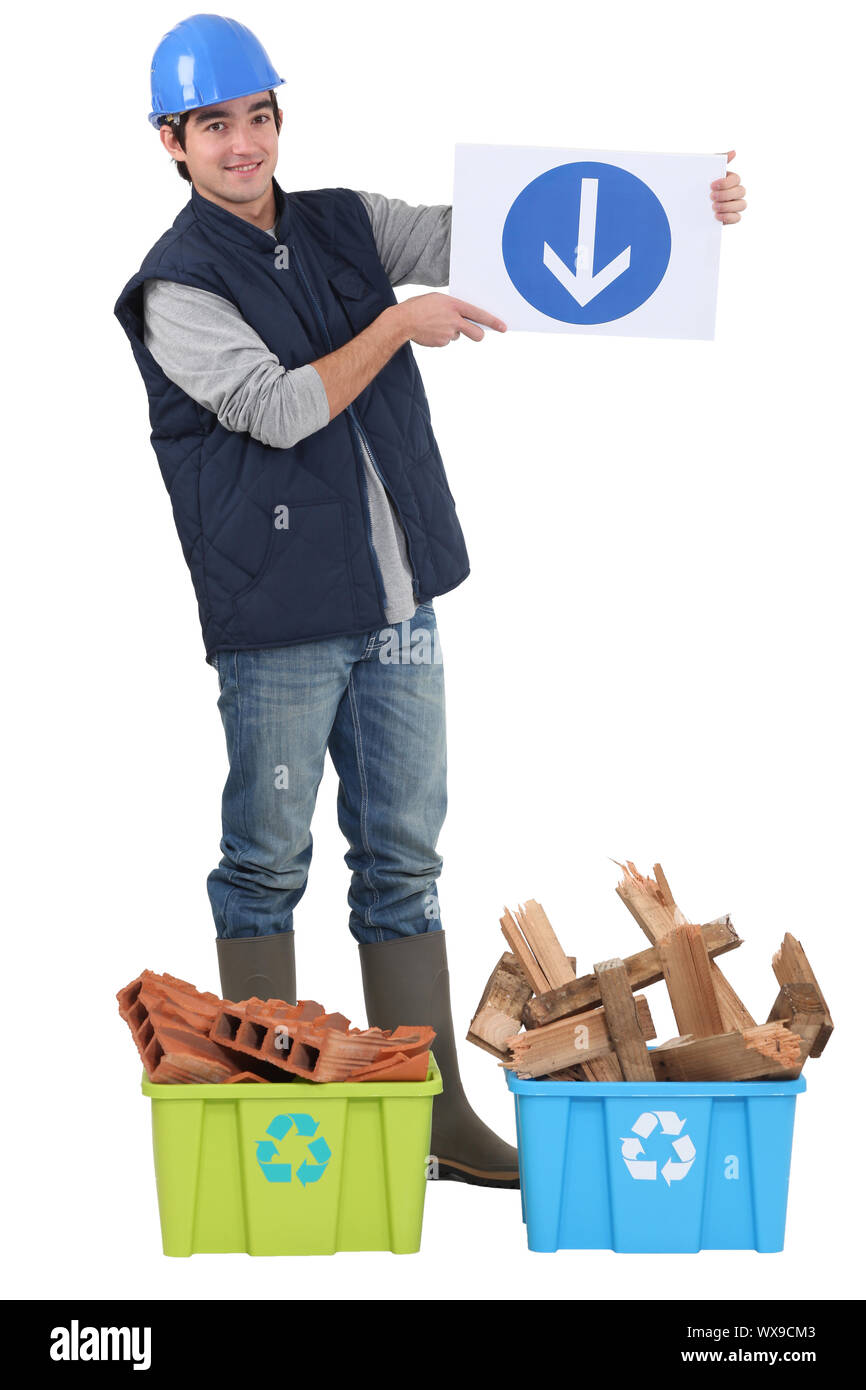 Builder se leva avec les déchets recyclables Banque D'Images