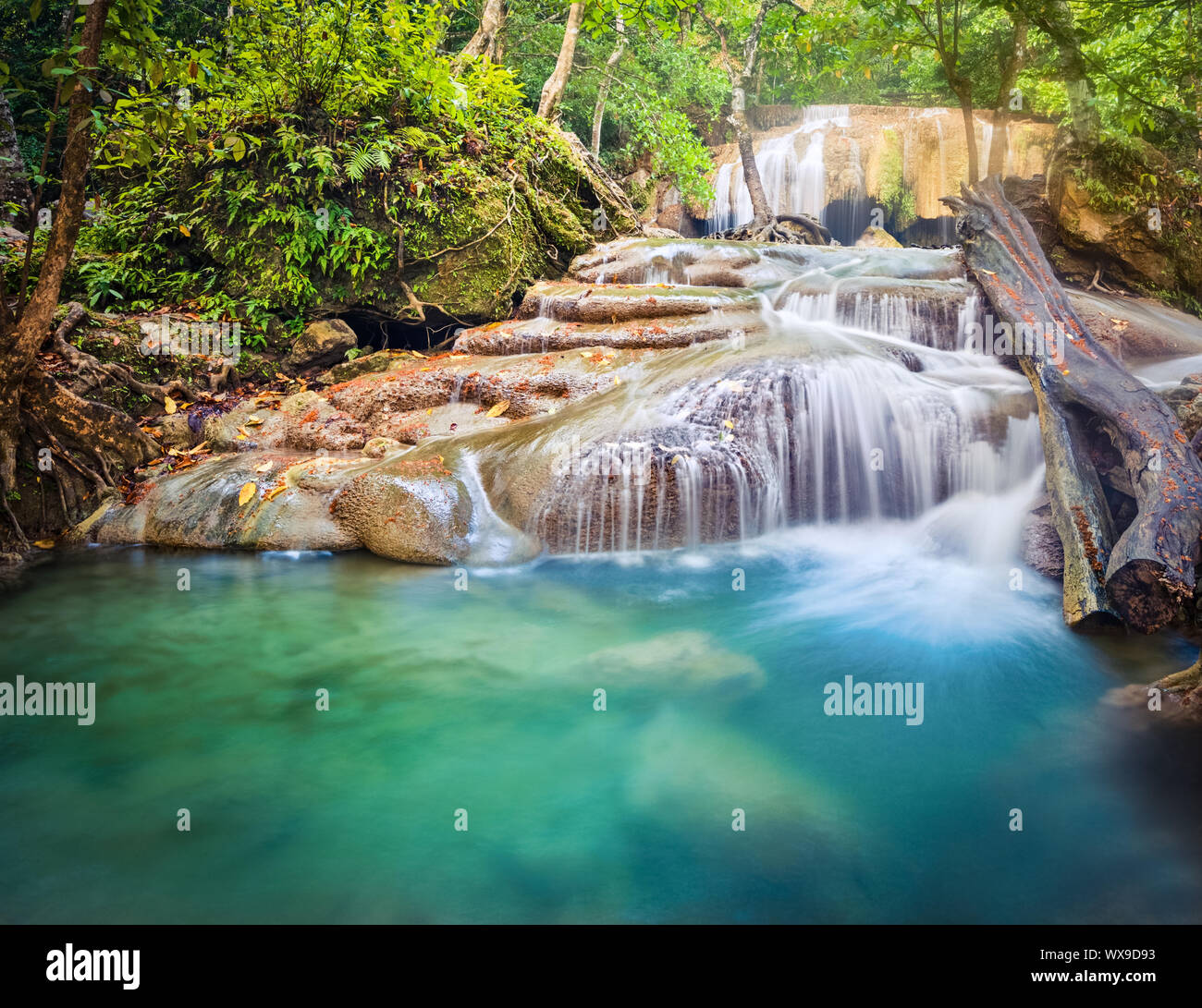 Belle cascade au parc national d'Erawan, Thaïlande Banque D'Images