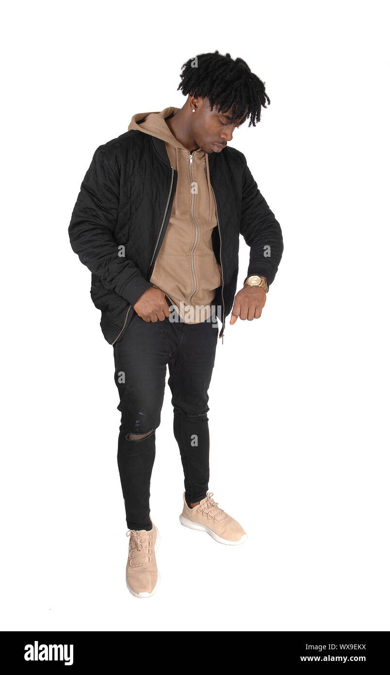 Black man standing in studio regardant sa montre Banque D'Images
