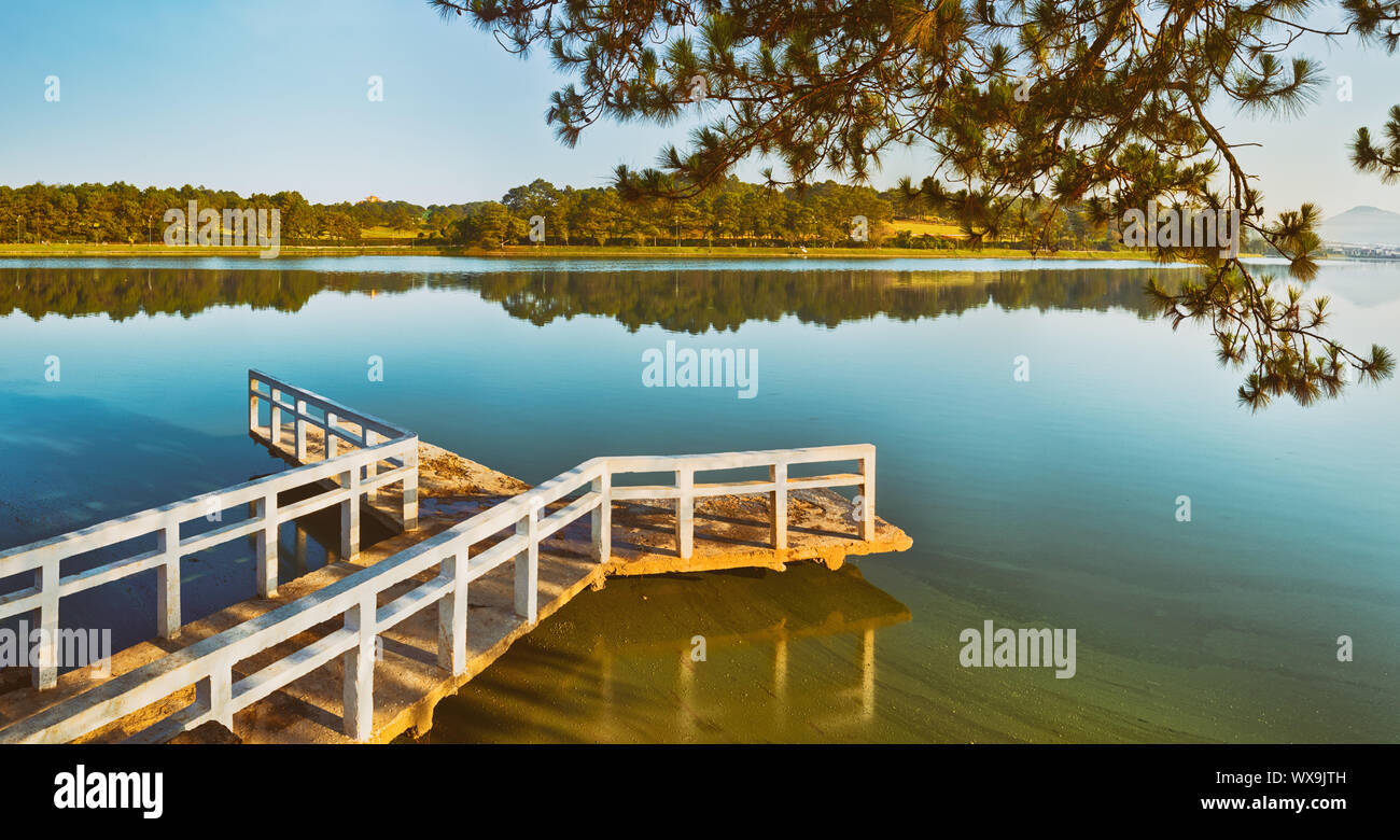 Lever de soleil sur lac de Xuan Huong, Dalat, Vietnam. Panorama Banque D'Images