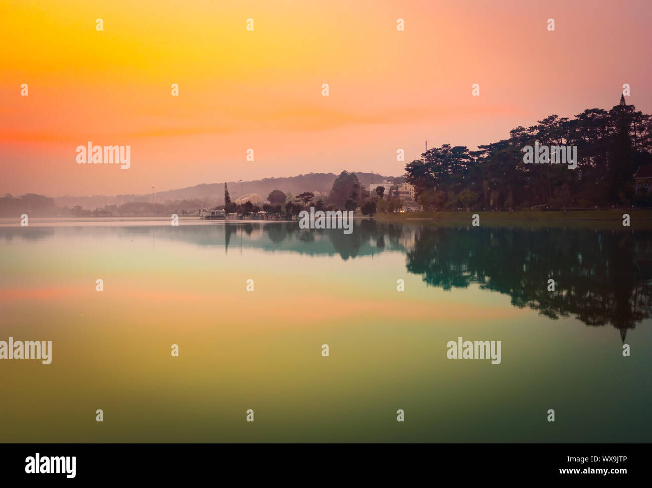 Lever de soleil sur lac de Xuan Huong, Dalat, Vietnam Banque D'Images