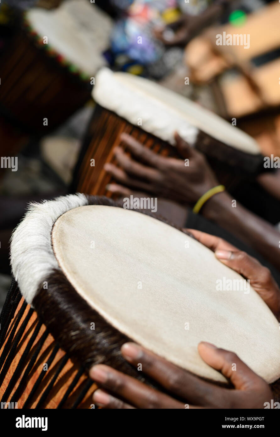 Les batteurs de tambour africain jouant sur djembe sur westafrica rythme  musique culture festival afro beat Photo Stock - Alamy