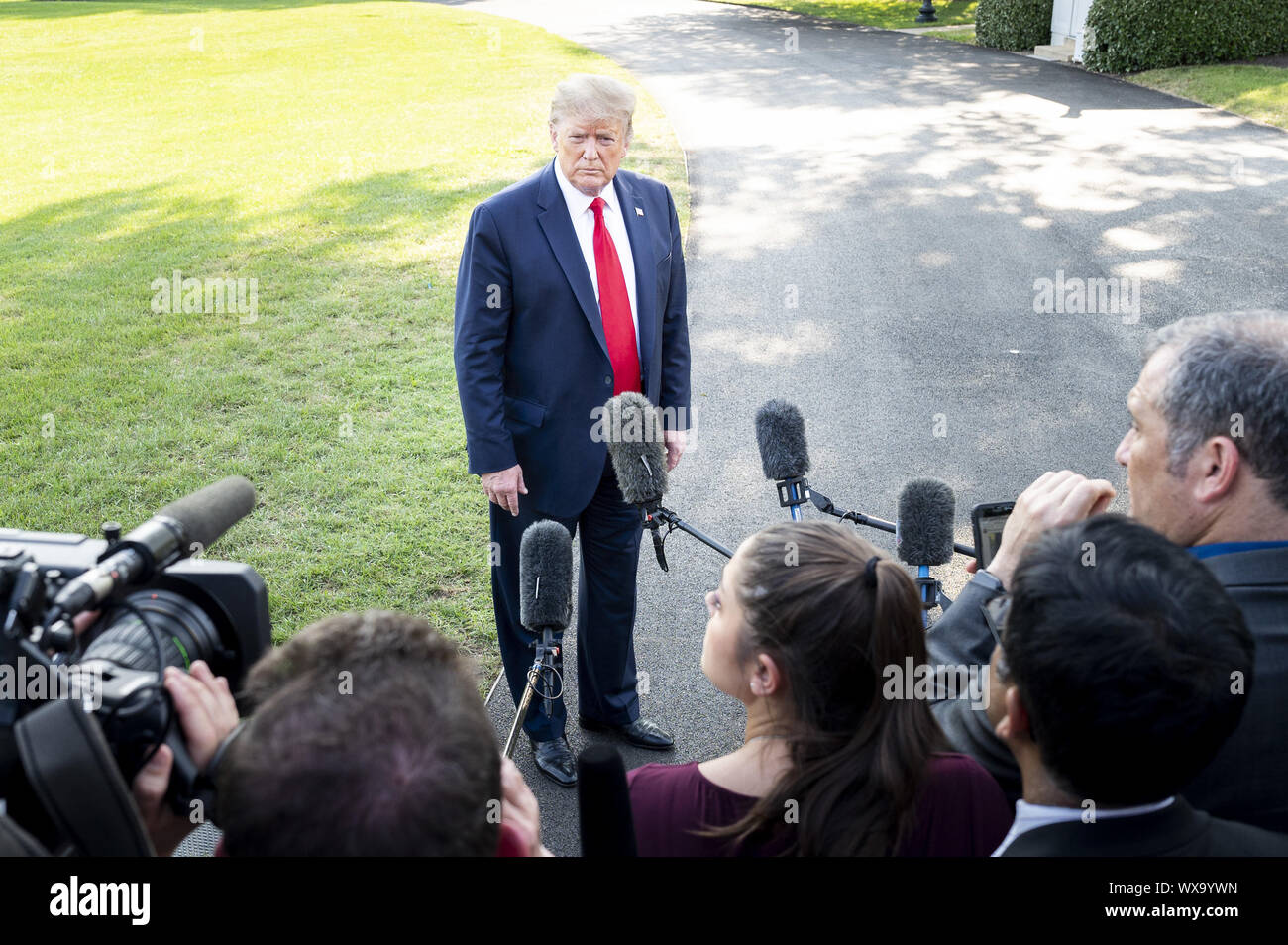 Washington, DC, USA. 16 Sep, 2019. 16 septembre 2019 - Washington, DC, United States : le Président Donald Trump de parler avec les journalistes près de la pelouse Sud de la Maison Blanche pendant qu'il part sur l'hélicoptère Marine One pour commencer son voyage pour assister à un ''Keep America Grand Rally'' à Albuquerque, Nouveau Mexique. Crédit : Michael Brochstein/ZUMA/Alamy Fil Live News Banque D'Images